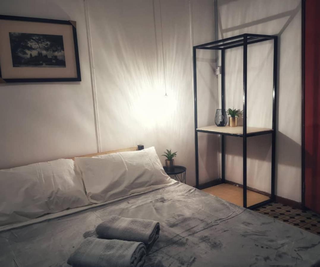 Treehouse Hostel Кучинг Экстерьер фото