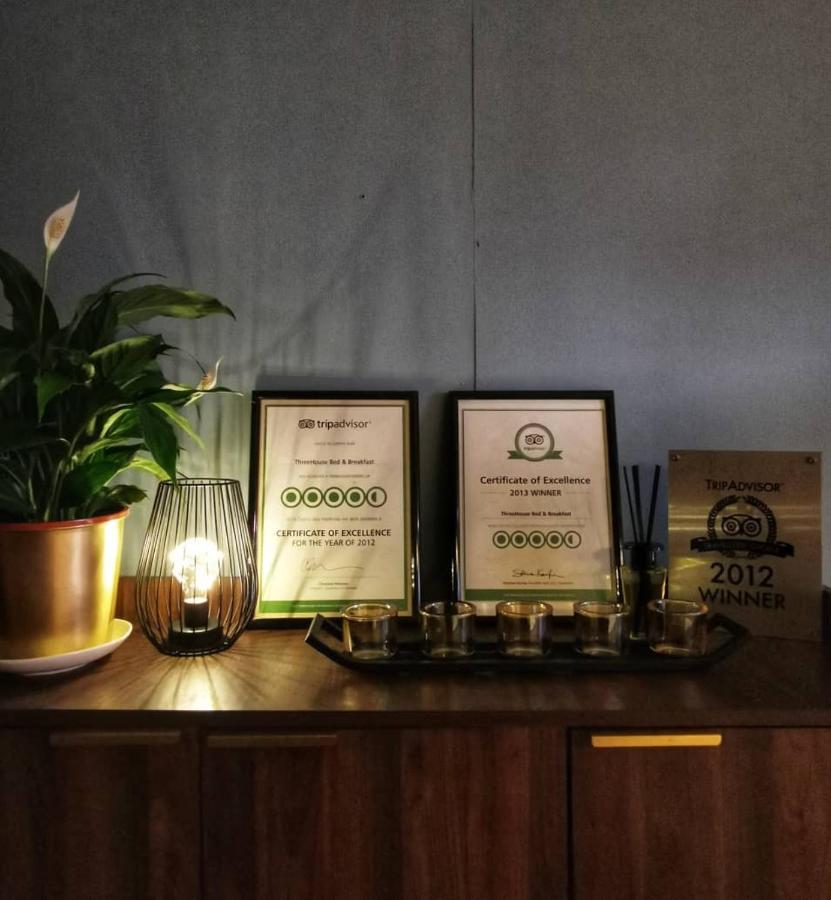 Treehouse Hostel Кучинг Экстерьер фото