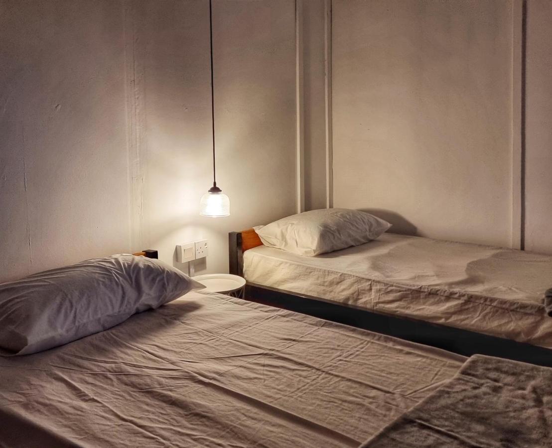 Treehouse Hostel Кучинг Экстерьер фото