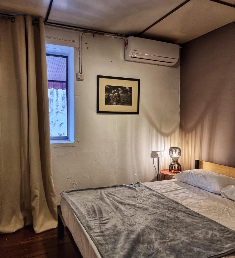 Treehouse Hostel Кучинг Экстерьер фото
