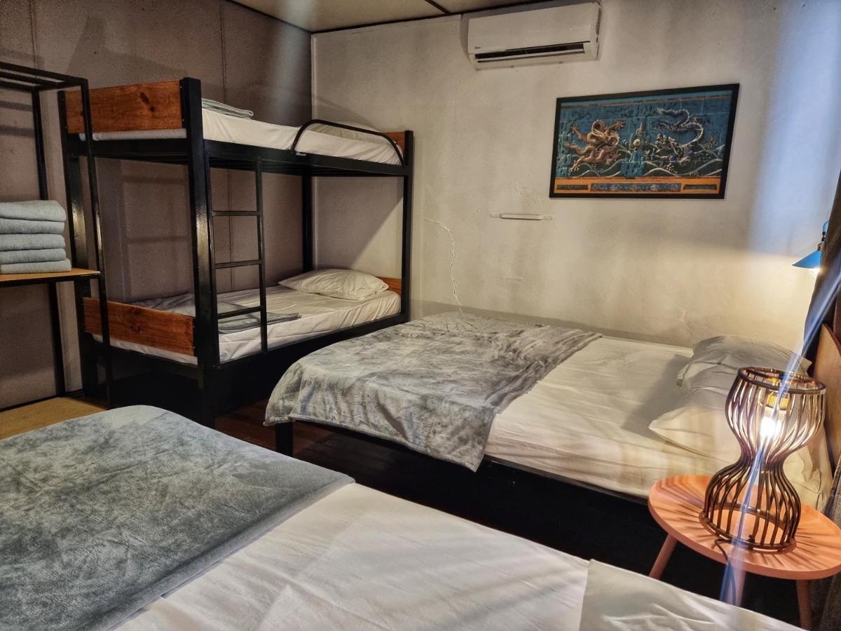 Treehouse Hostel Кучинг Экстерьер фото