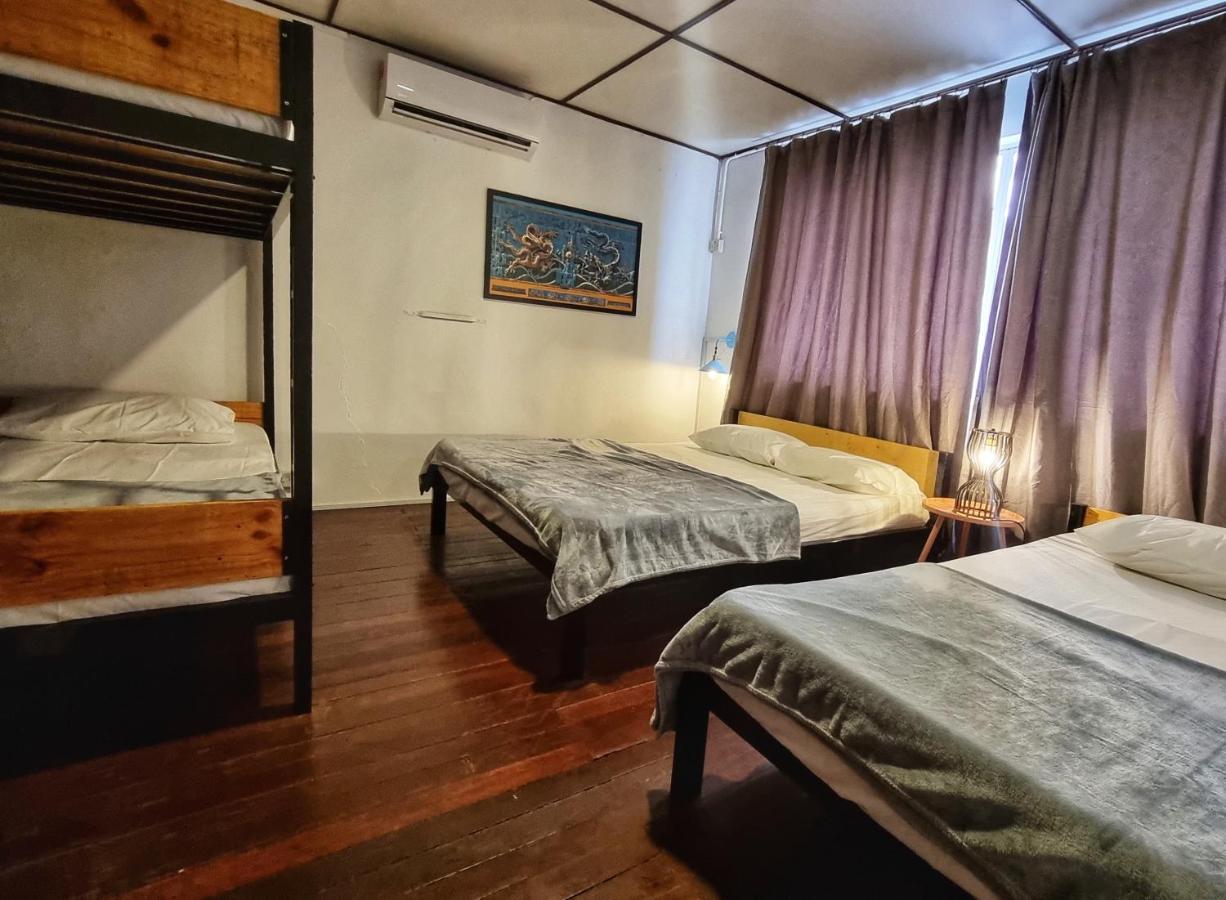 Treehouse Hostel Кучинг Экстерьер фото